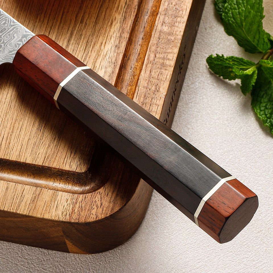Couteau de chef Ébène Facetté — 20,3 cm — détail et mise en situation
