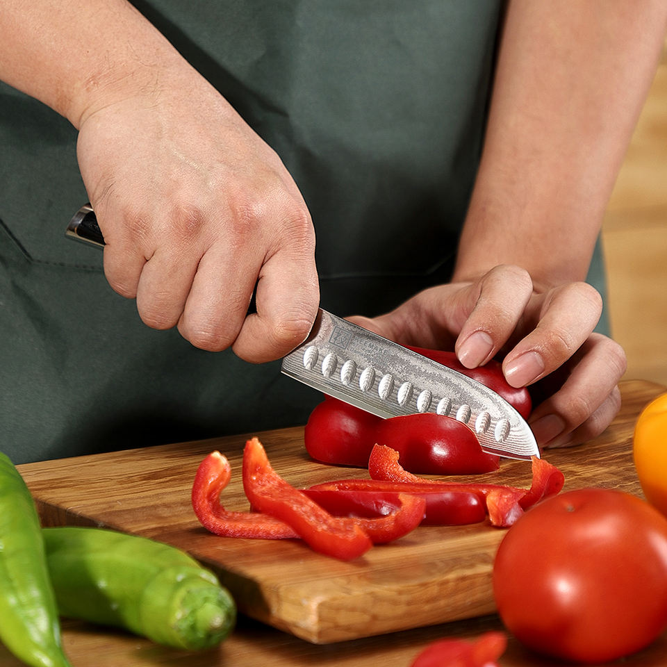 Santoku Ligne Noire — 12,7 cm — détail et mise en situation