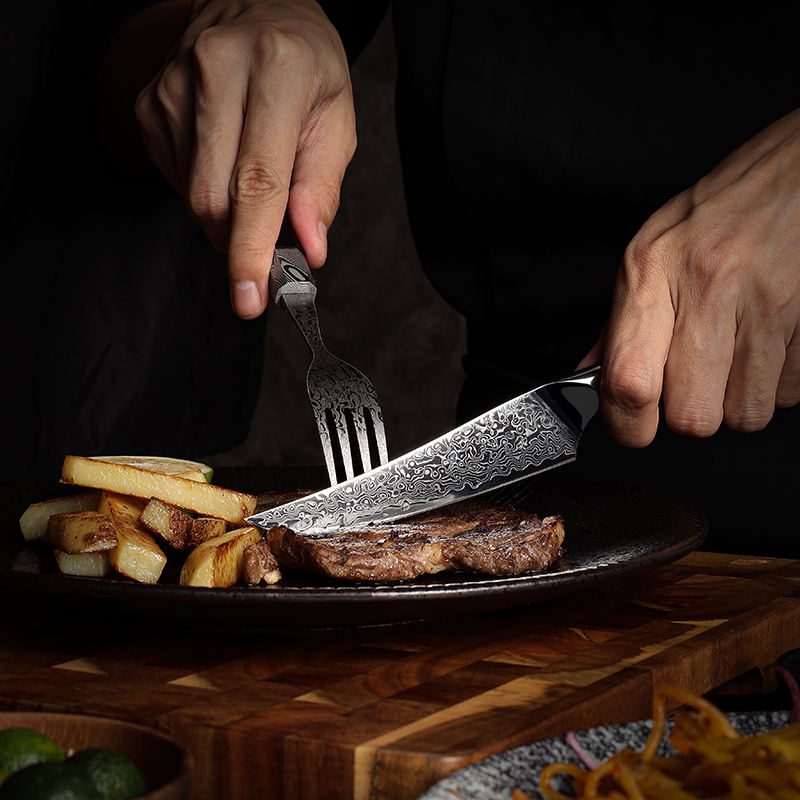 Table Nuit Dorée — 4 couteaux à steak Damas