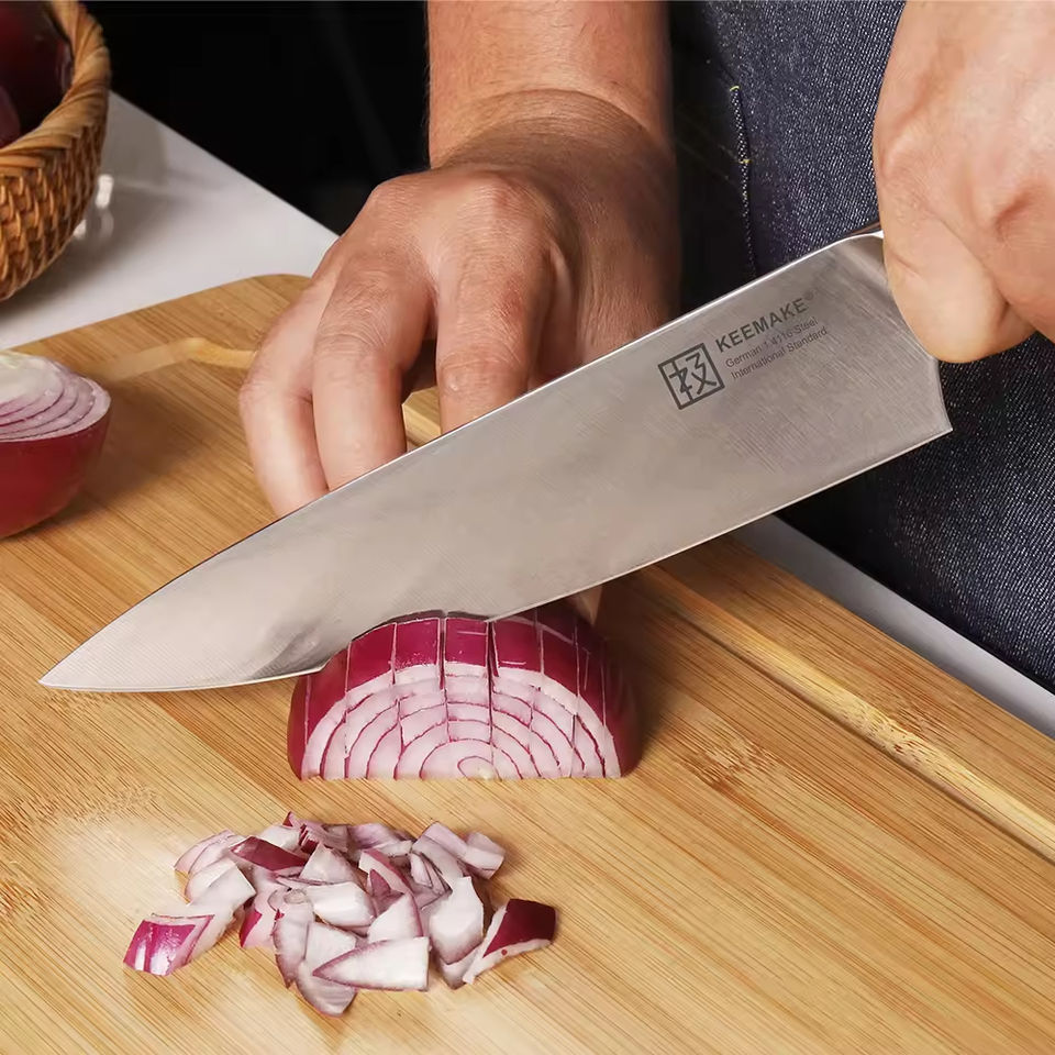 Couteau de chef Essentiel — 20,3 cm — détail et mise en situation