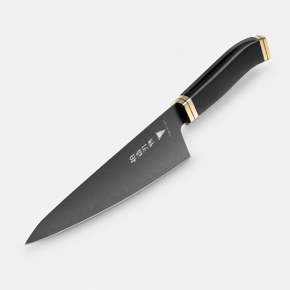 Couteau utilitaire Noir Satin — 15,2 cm — vue sur fond gris