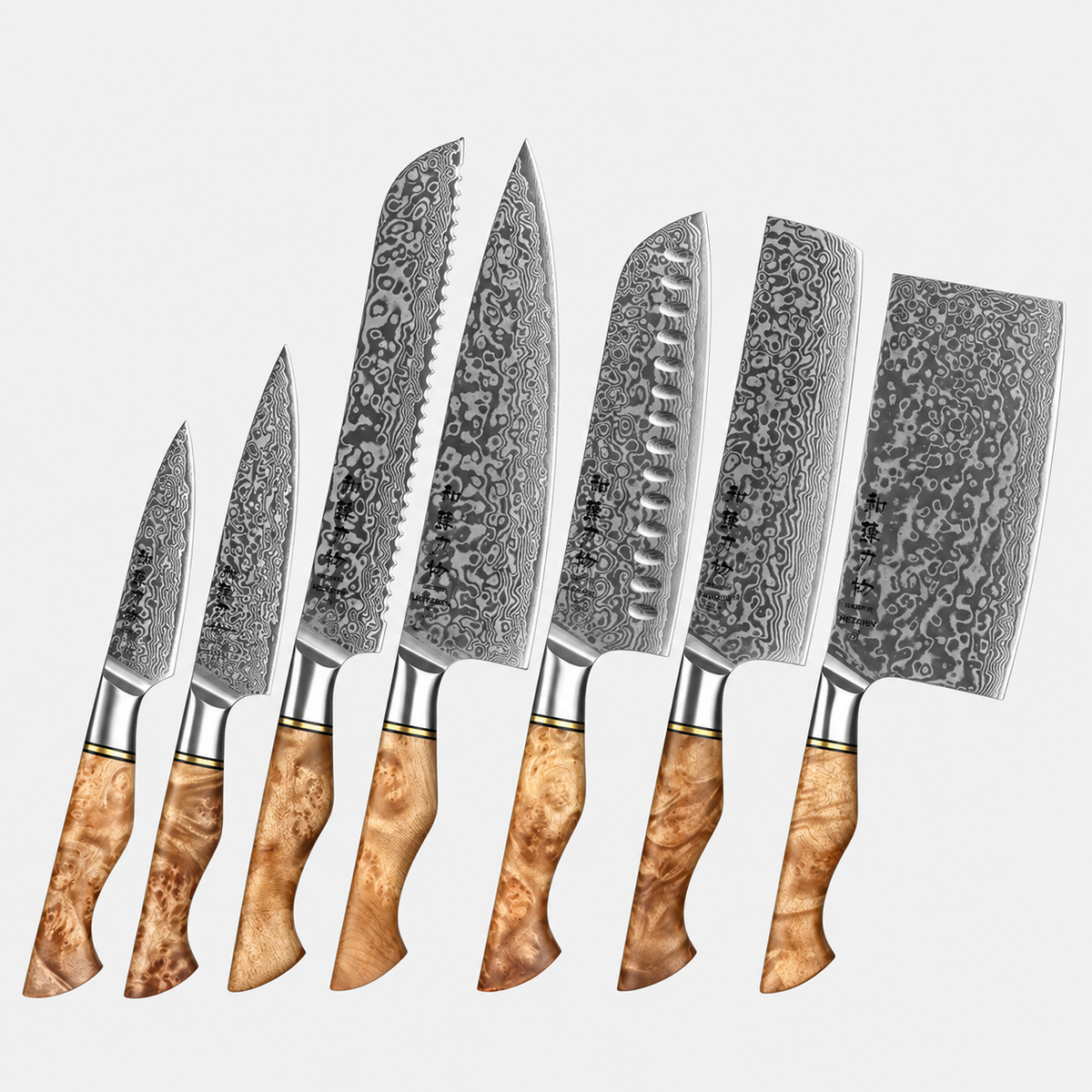 Coffret Signature : ensemble de sept couteaux Damas à manches en bois clair.