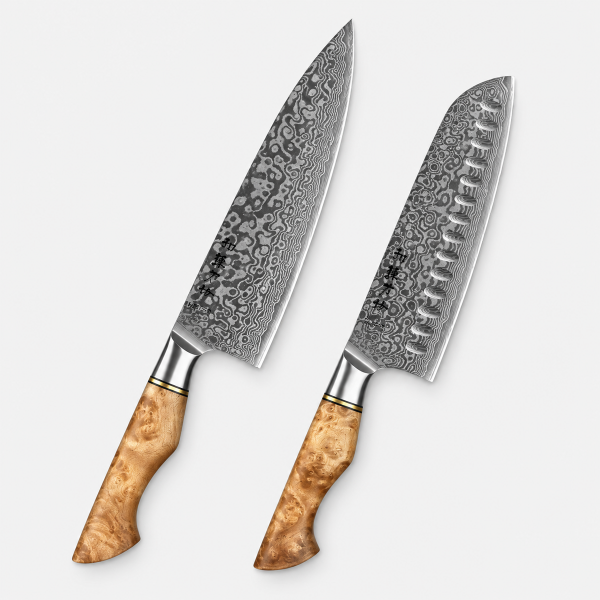 Coffret Signature : couteau de chef et santoku sur fond gris clair.