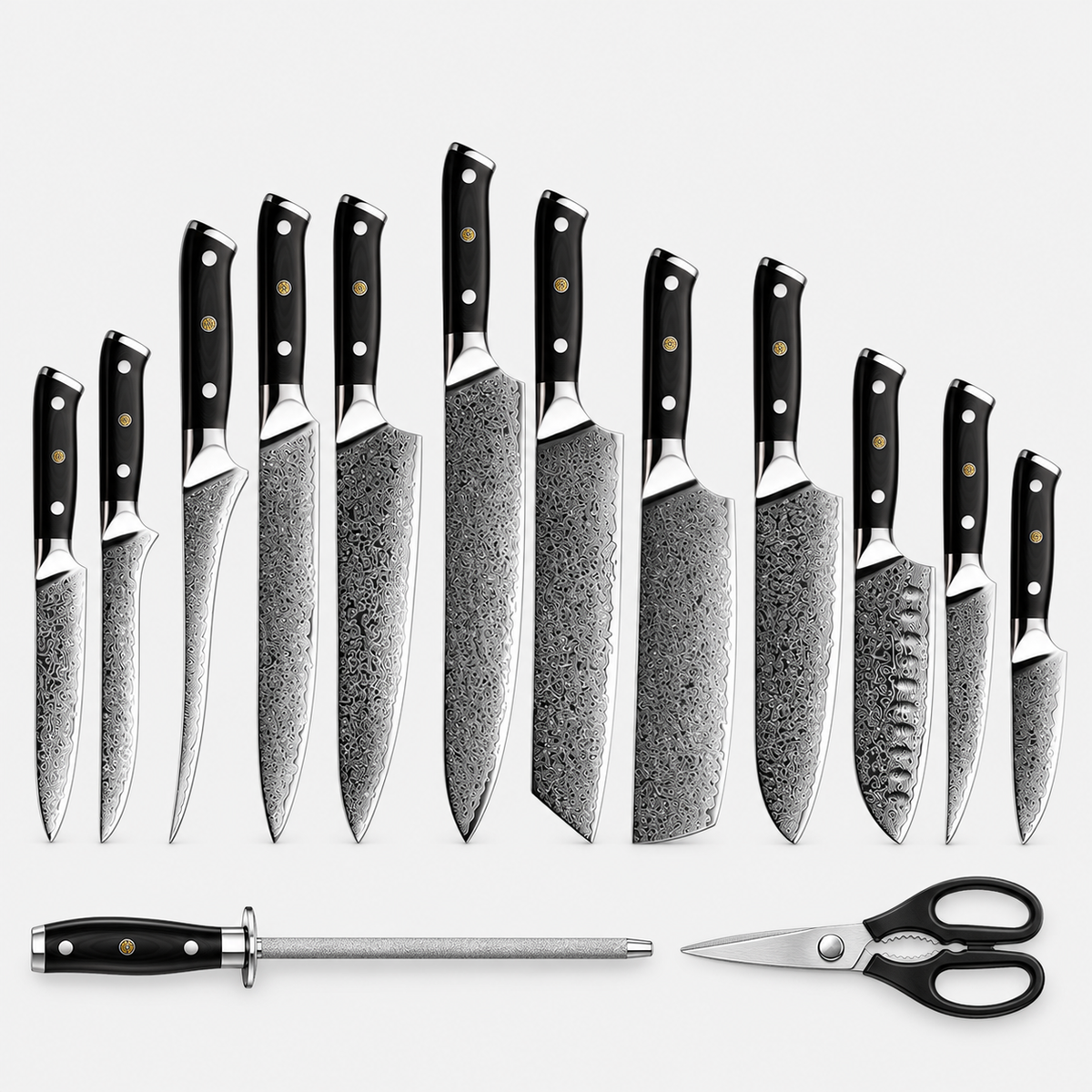 Grand Service Noir — 12 couteaux Damas et accessoires — vue complète sur fond gris