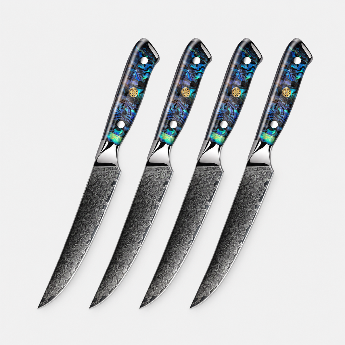 Table Nacre Rivetée — 4 couteaux à steak Damas — vue complète sur fond gris