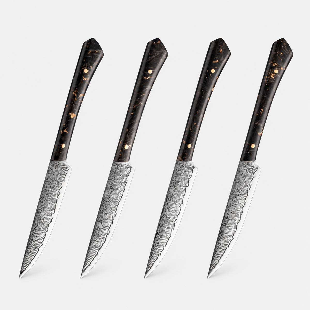 Table Bois Sombre — 4 couteaux à steak Damas — vue complète sur fond gris
