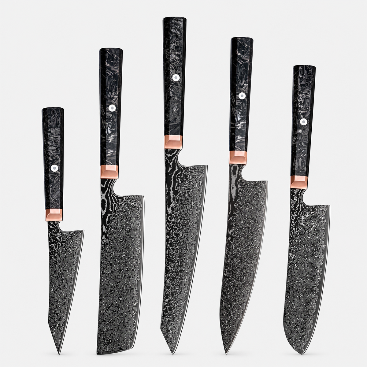 Carbone Cuivré — 5 couteaux Damas et coffret — vue complète sur fond gris