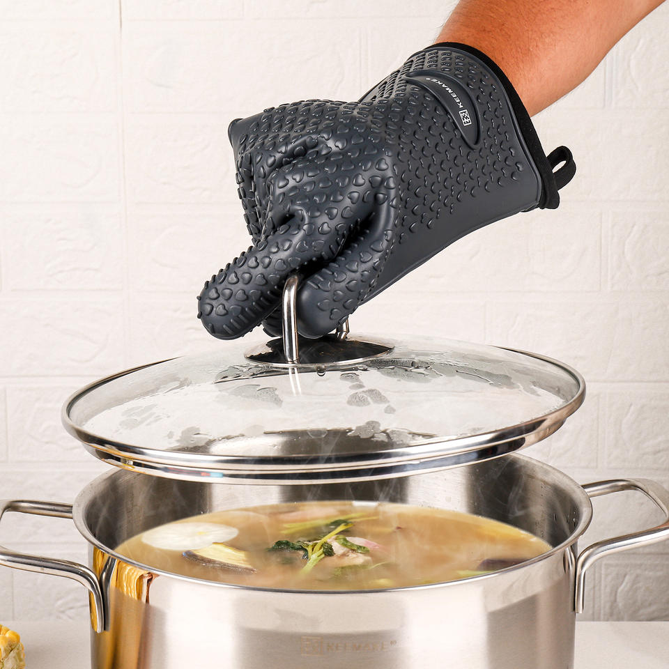Gants de cuisine Gris — silicone texturé — détail et mise en situation