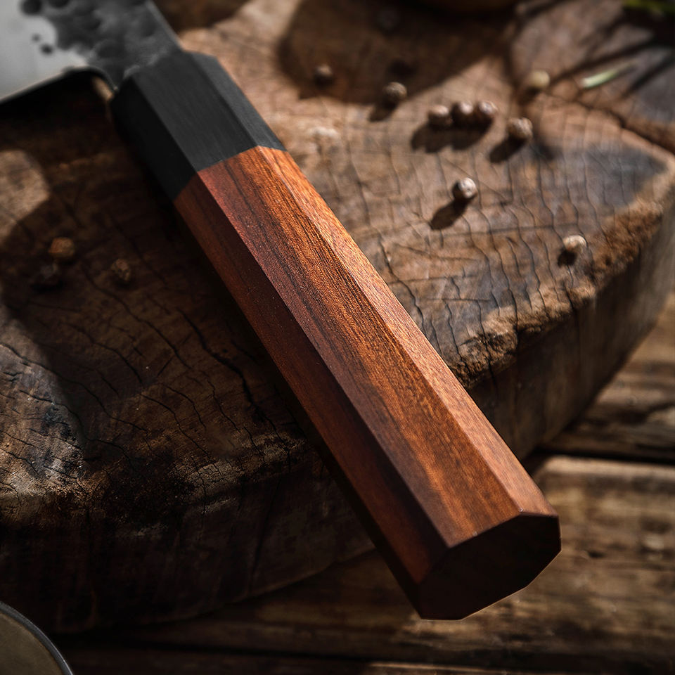 Couteau de chef Terre Rouge — 20,3 cm — détail et mise en situation