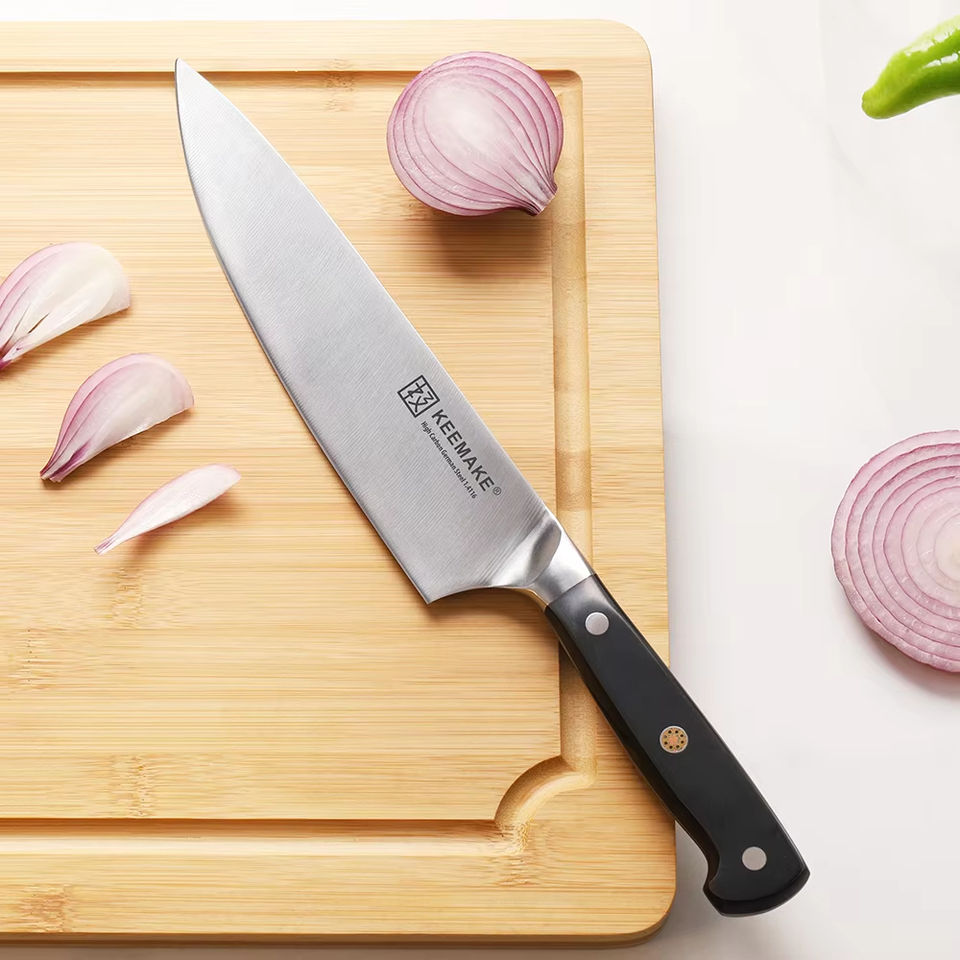 Couteau de chef Essentiel — 20,3 cm — détail et mise en situation