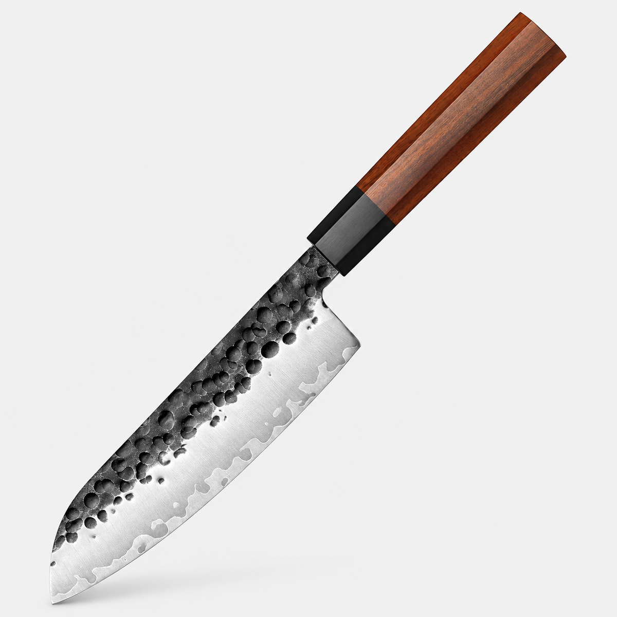 Santoku Terre Rouge — 17,8 cm — vue sur fond gris