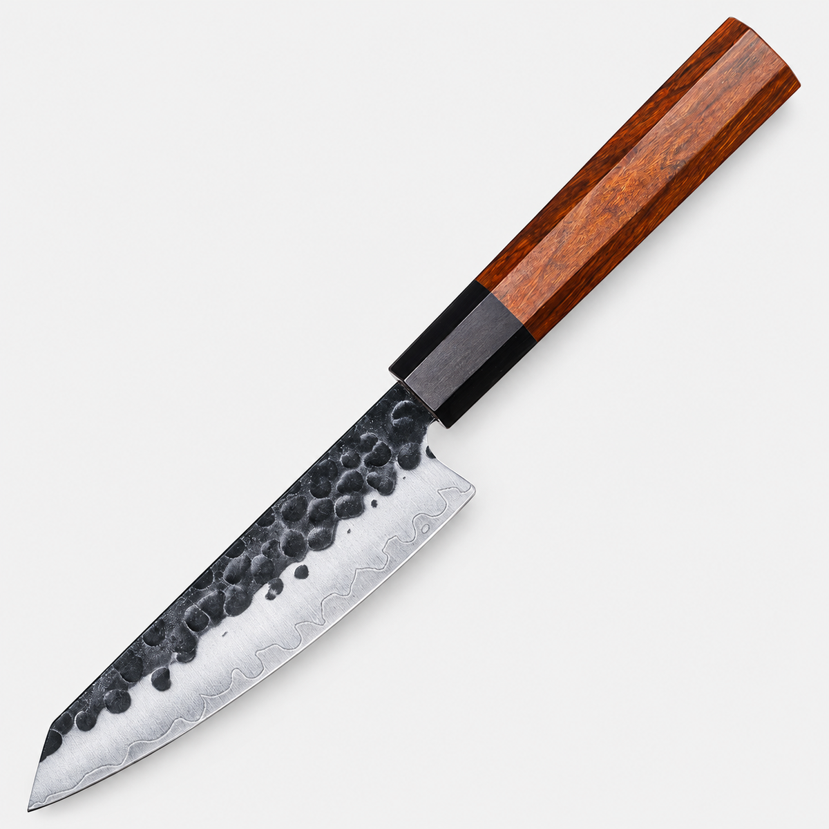 Kiritsuke Terre Rouge — 14 cm — vue sur fond gris